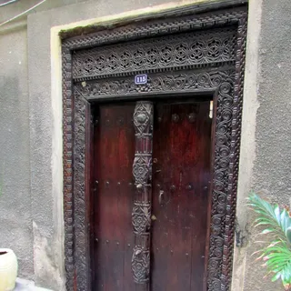 Geschnitzte Holztür in Stone Town, Sansibar
